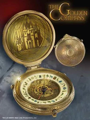 - C'est quoi, ça ? - Un athielo... un aleto... - Ok, c'est trop compliqué. Appelle ça "Boussole d'Or" et fais m'en un produit dérivé fissa. Et cher, de préférence.